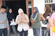 Anggota DPRD Heni Susilo Berbagi Takjil di Gisting