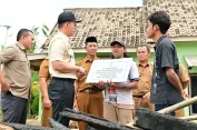 Bupati Egi Serahkan Bantuan Bedah Rumah Ke Korban Kebakaran di Sidomulyo