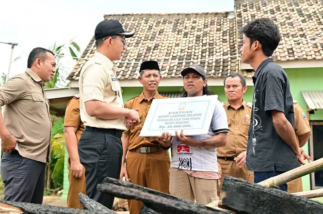 Bupati Egi Serahkan Bantuan Bedah Rumah Ke Korban Kebakaran di Sidomulyo