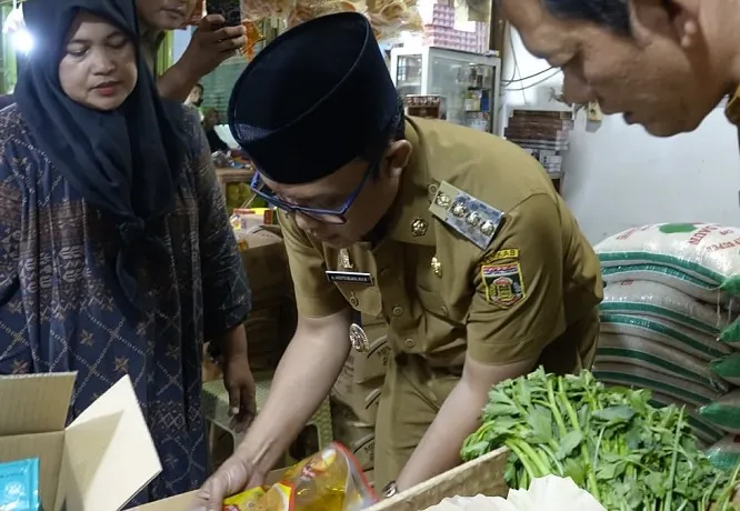 Hari Pertama Kerja Bupati Ardito Wijaya Sidak Pasar Bandar Jaya Plaza