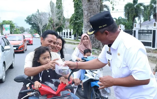 Indahnya Ramadan, I Komang Koheri Bagikan Takjil Ke Masyarakat yang Melintas Depan Rumah Dinas