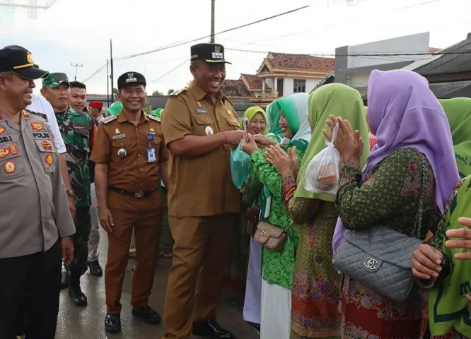 Wakil Bupati I Komang Koheri Bersama Pengurus Ansor, Muslimat NU, Banser dan Fatayat NU Bagikan Bingkisan Takjil