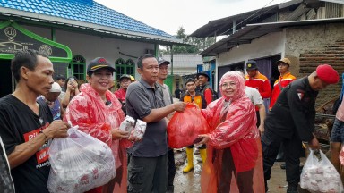 Anggota DPRD Lampung Kostiana Berikan Bantuan Kepada Korban Banjir di Bandar Lampung