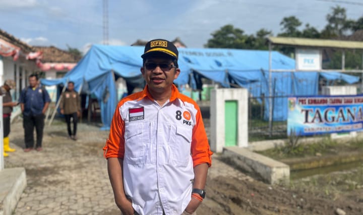 Yusnadi Fraksi PKS DPRD Lampung Bantu Warga Korban Banjir di Mekar Jaya Lamtim