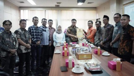 DPRD Lampung Terima SK Gubernur dan Wagub dari KPU Provinsi Lampung