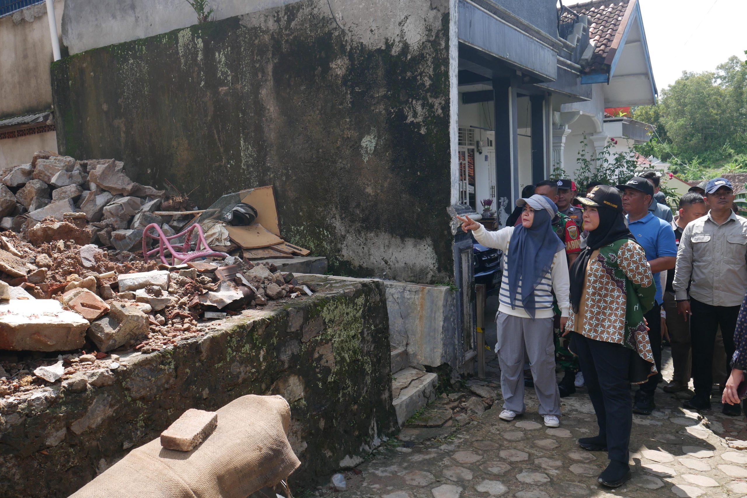 Walikota Bandar Lampung Memberikan Santunan Terhadap Keluarga Korban Longsor