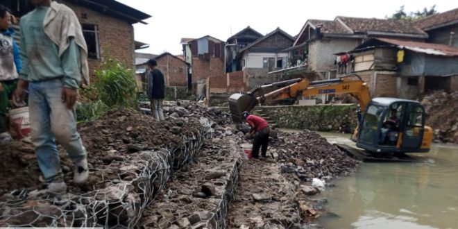 Tangani Banjir, Pemkot Bandar Lampung Bersama Dinas PU Normalisasi Sungai & Perbaiki Talud