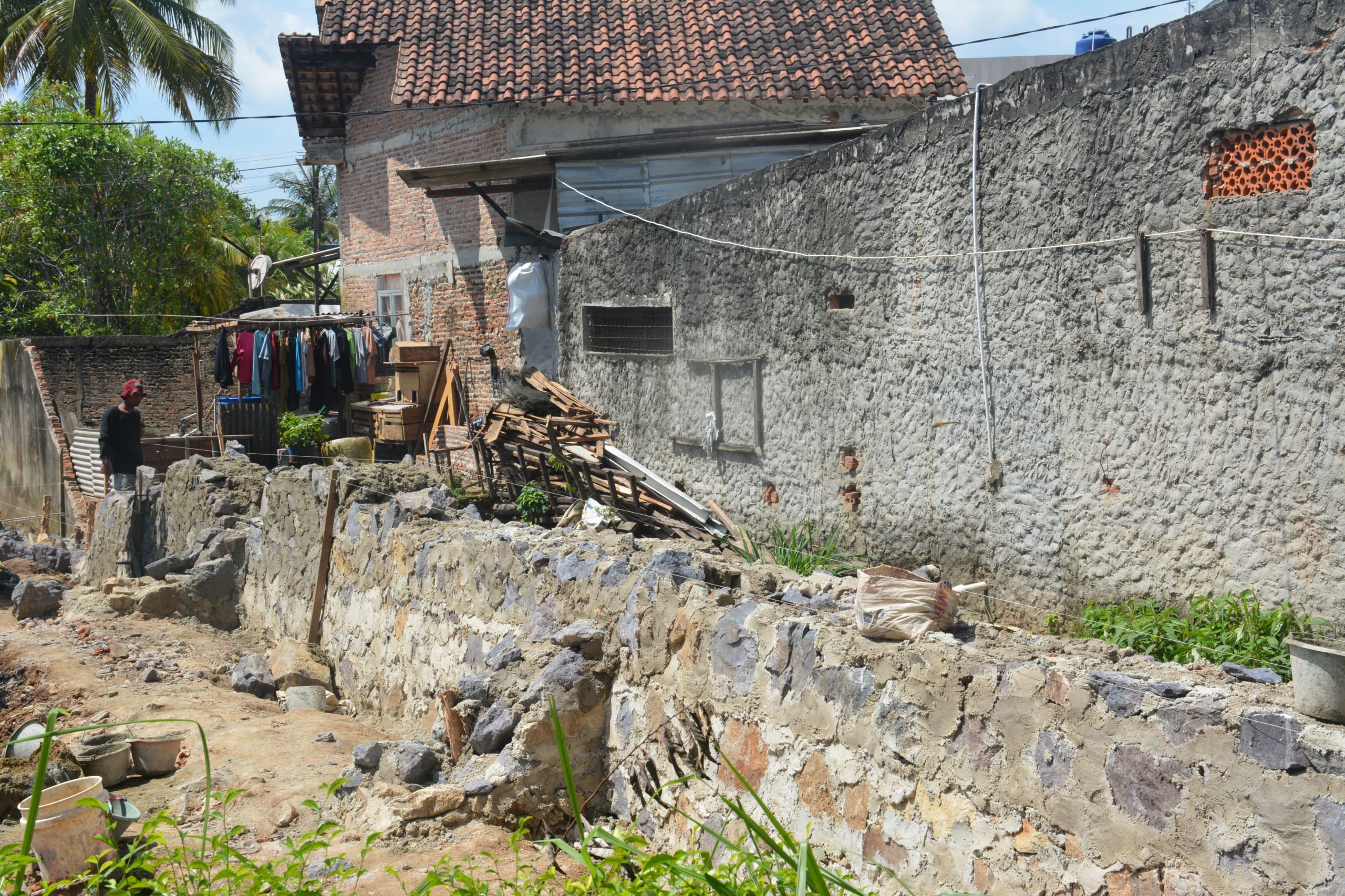 Pemkot Bandar Lampung Bersama Dinas PU Dan Satgas Tertibkan Bangunan diatas Saluran Air