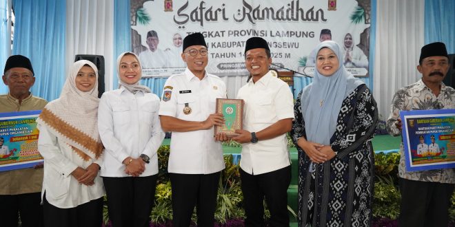 Bupati Pringsewu Hadiahi Gubernur Kitab Suci Al-Quran Terjemahan Bahasa Lampung