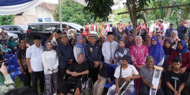 Safari Ramadhan di Kota Metro, Ketua TP PKK Provinsi Lampung Purnama Wulan Sari Mirza, Serahkan Bantuan Sembako, Mesin Jahit, dan Alat Bantu Disabilitas