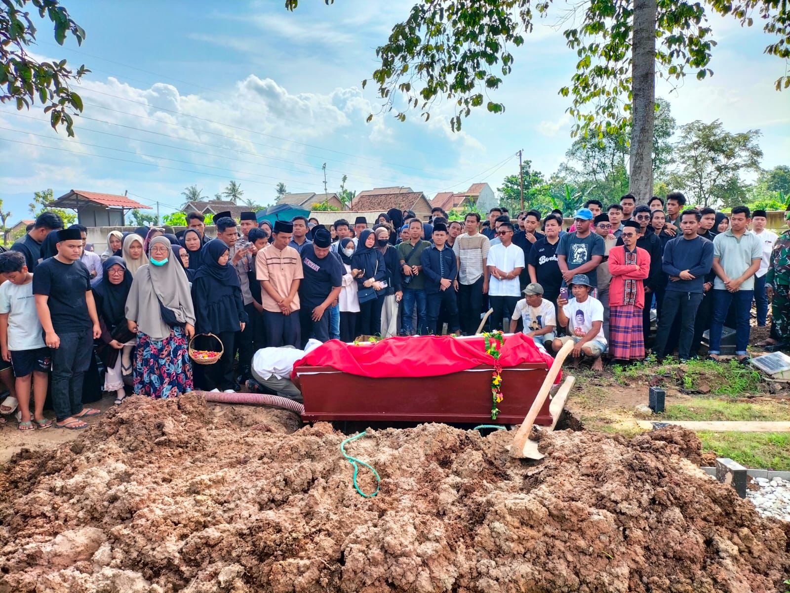 Suasana Haru Pemakaman Briptu Anumerta Ghalib yang Gugur Saat Bertugas