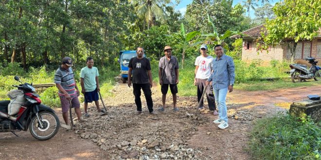 Wakil Ketua Komisi 3 Rusmanto Bantu Perbaikan Jalan di Pandansari Selatan