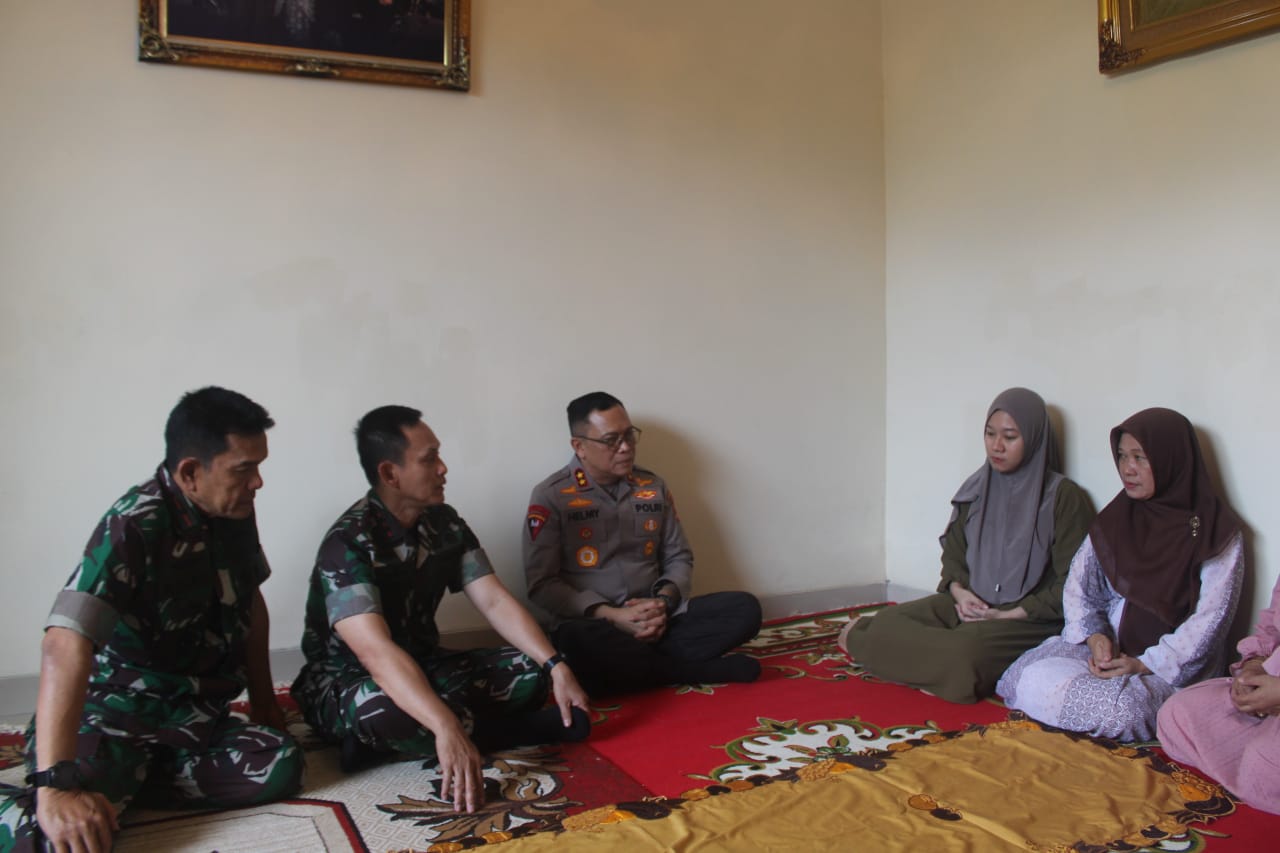 Sampaikan Bela Sungkawa Pangdam II/Swj Didampingi Danrem 043/Gatam Kunjungi Keluarga Korban 
