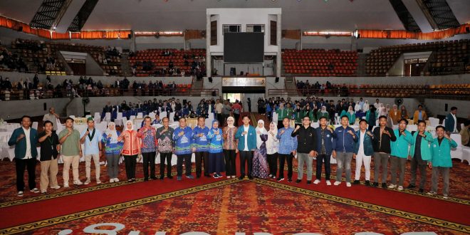 Wagub Jihan Nurlela Beri Kuliah Umum Bagi BEM Universitas Keluarga Besar Mahasiswa Unila pada Pelantikan Pengurus BEM UKBM Unila Periode 2025