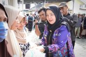 Walikota Eva Dwiana Salurkan Bantuan Beras Dari Baznaz Jelang Hari Raya