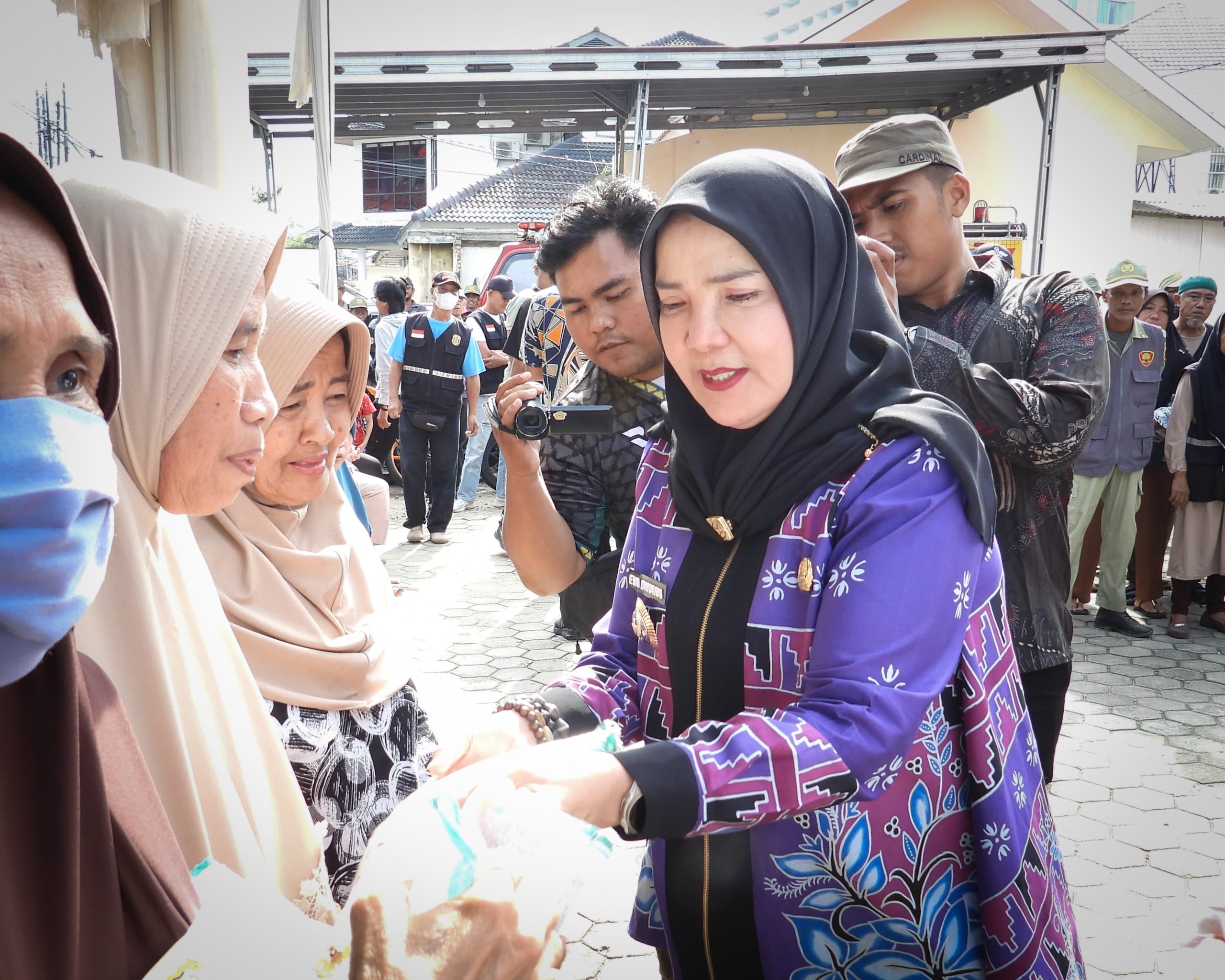 Walikota Eva Dwiana Salurkan Bantuan Beras Dari Baznaz Jelang Hari Raya