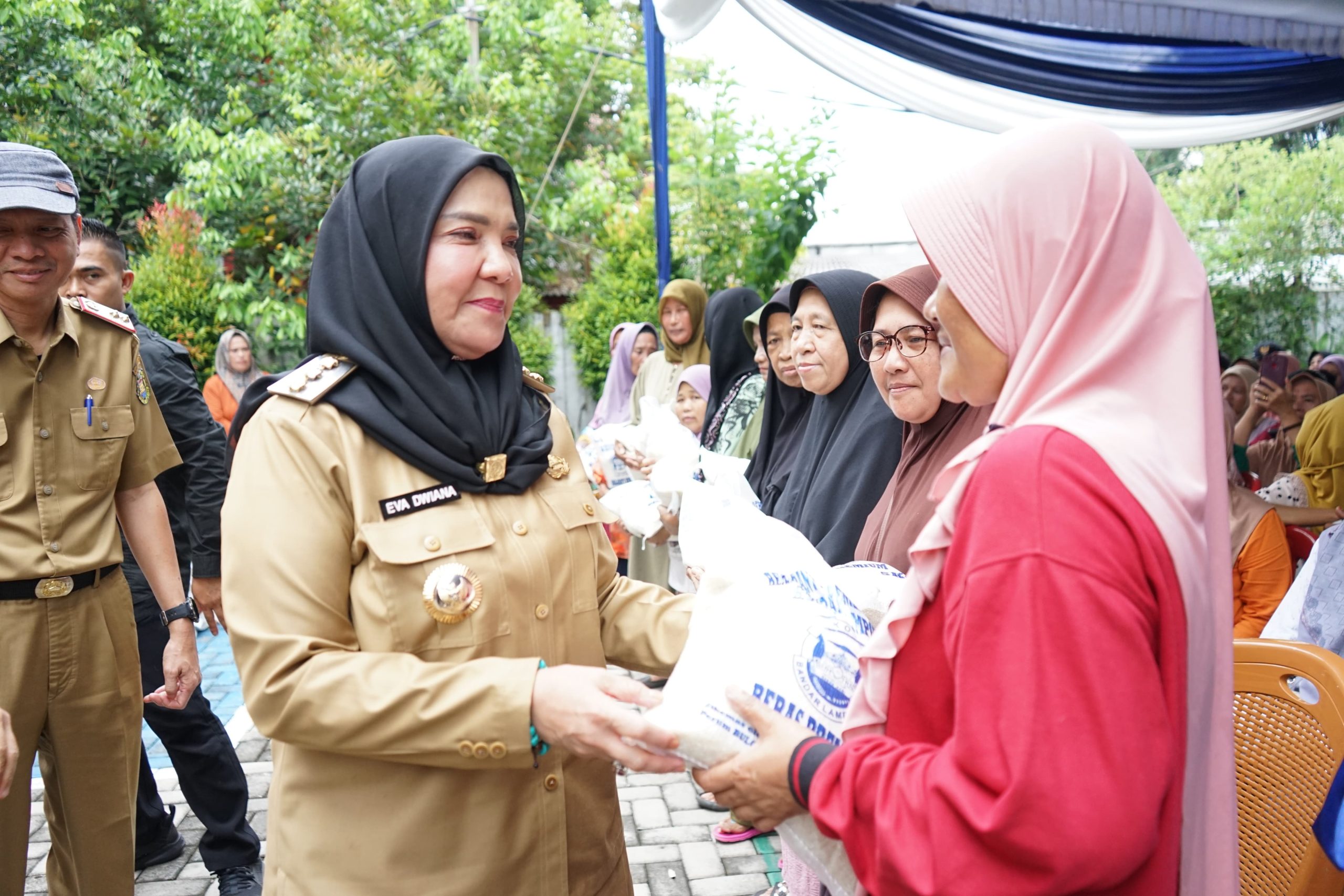Walikota Eva Dwiana Memberikan Bantuan Beras Untuk Kesejahteraan Masyarakat Kota Bandar Lampung
