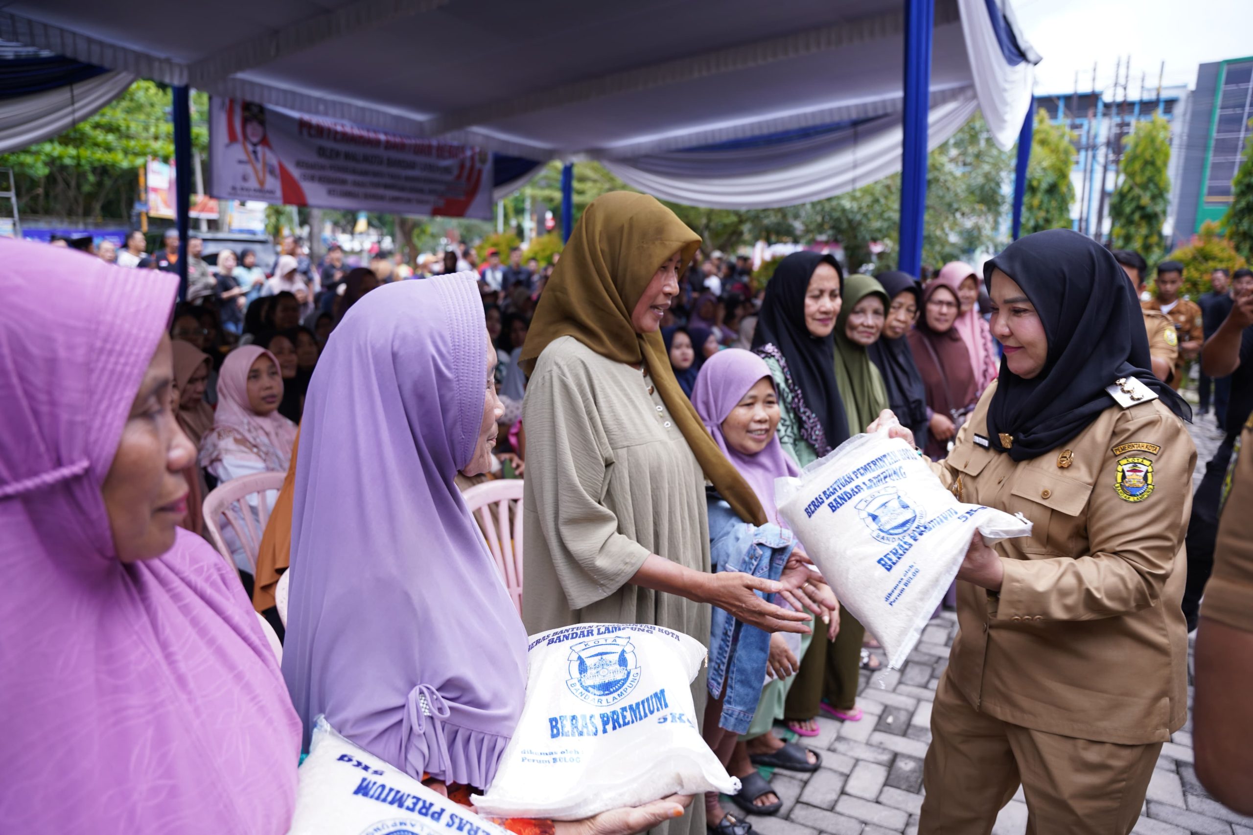 Pemkot Salurkan Bantuan 124 Kantong Beras Dari Baznas dan Dinsos Kota Bandar Lampung