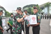 Danrem 043/Gatam Berikan Bingkisan Kepada Prajurit dan PNS