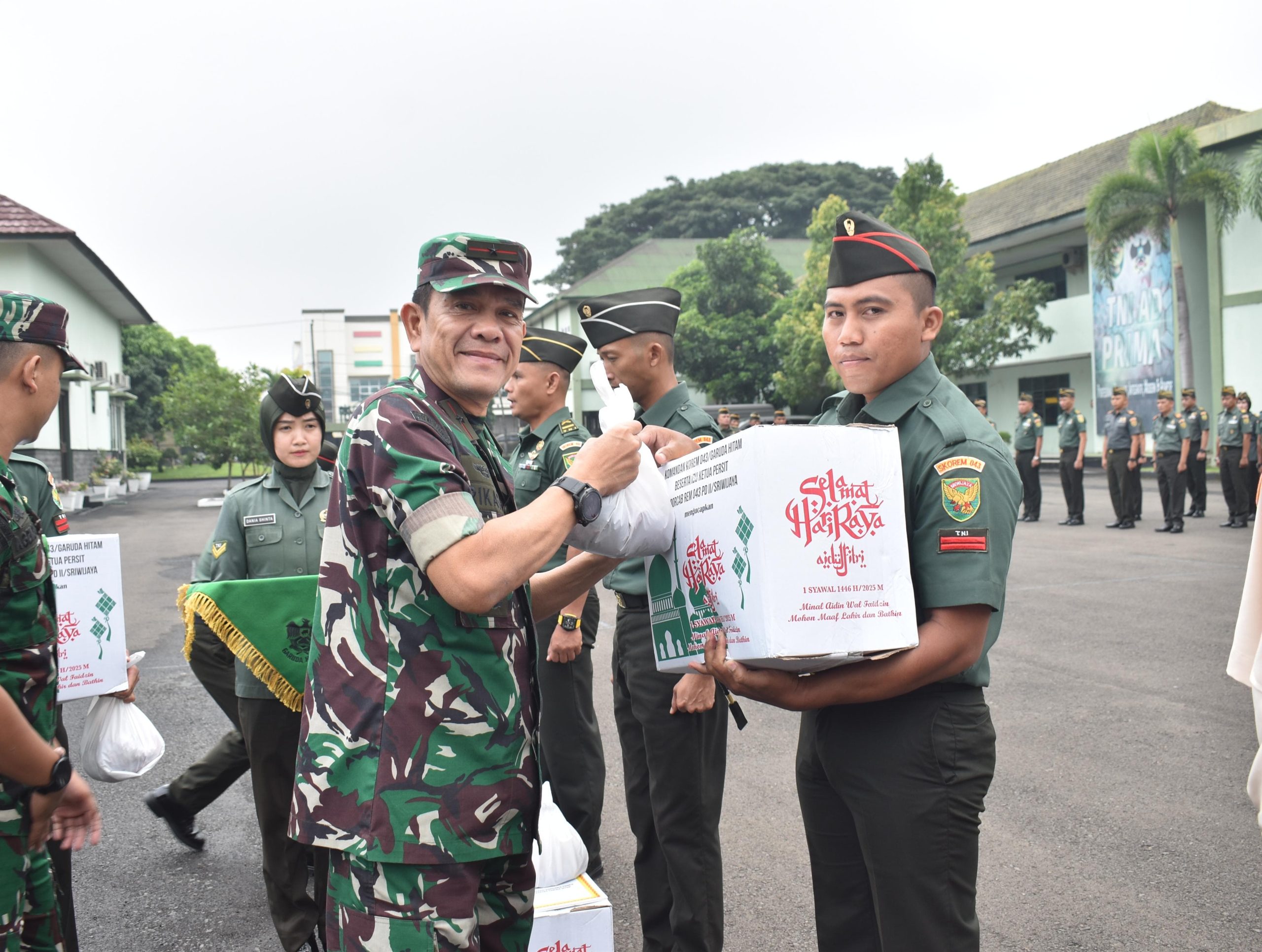 Danrem 043/Gatam Berikan Bingkisan Kepada Prajurit dan PNS
