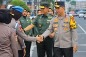 Merajut Kebersamaan TNI-Polri Bagikan Takjil Kepada Masyarakat Kota Bandar Lampung