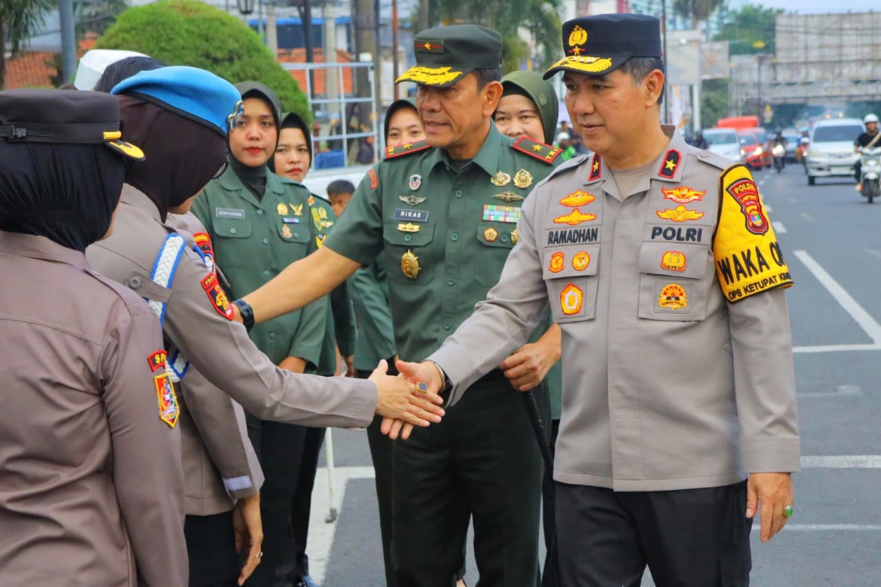 Merajut Kebersamaan TNI-Polri Bagikan Takjil Kepada Masyarakat Kota Bandar Lampung