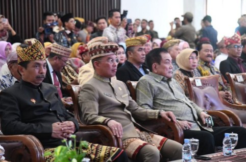Ketua Komisi V dan Sekwan DPRD Lampung Hadiri Acara Pemberian Gelar Adat Kepada Pj. Gubernur