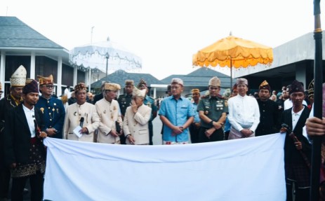 DPRD Provinsi Lampung Ikuti Adat Ngantak Gubernur Buka Belangan