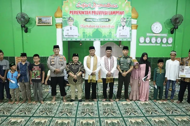 Ketua Komisi V DPRD Lampung dan Wabup Pesibar Hadiri Safari Ramadan di Tanjung Raya