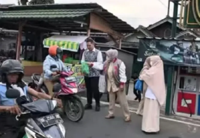 Sambut Waktu Berbuka Puasa Elly Wahyuni Berbagi Takjil