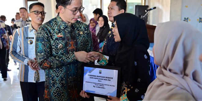 Bupati Egi Salurkan Insentif Kepada 5.160 Guru Honorer