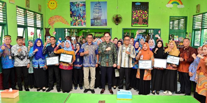 Bagikan Insentif 713 Guru Honorer di Kecamatan Natar, Bupati Egi Pinta Guru Tingkatkan Kualitas Pendidikan