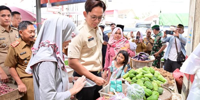 Jelang Idulfitri, Bupati Radityo Egi Pratama Pastikan Harga Bahan Pokok di Pasaran Tetap Stabil