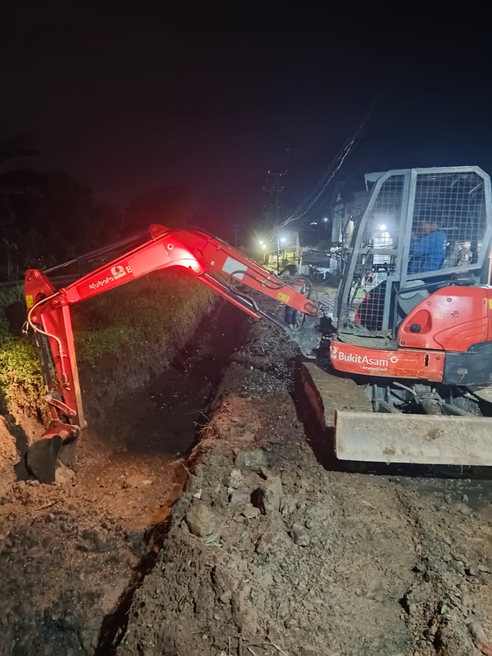 Pemkot Bandar Lampung Bersama Dinas PU Kota Bandar Lampung Membersihkan Saluran AirDi Beberapa Titik Rawan Banjir.