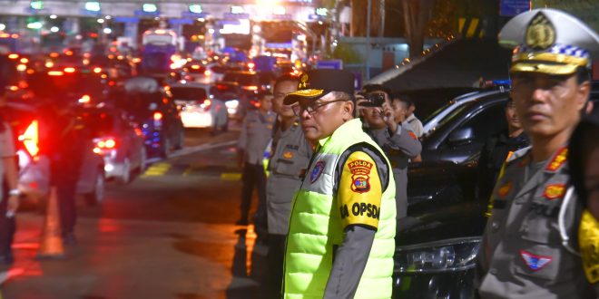 Berhujan demi Kelancaran Arus Balik : Potret Kesigapan Polisi di Pelabuhan Bakauheni