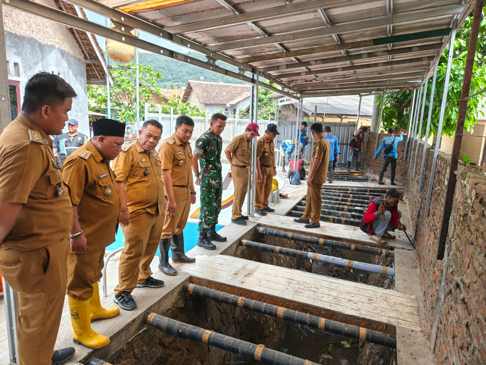 Pemkot Bongkar 10 Bangunan Liar Diatas Saluran Air Di Kecamatan Sukabumi
