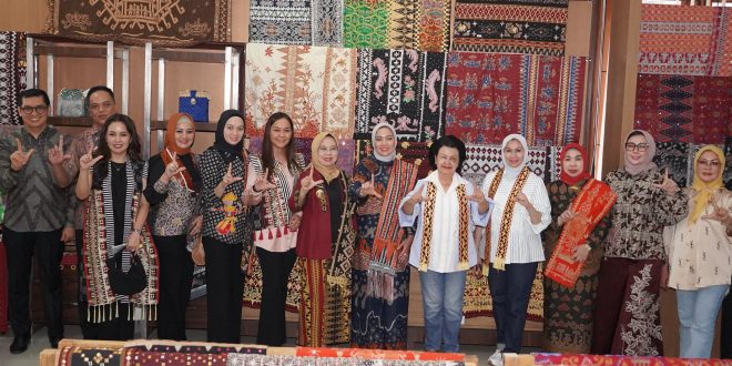 Lampung Dapat Kehormatan, Ketua Umum IAD Kunjungi Dekranasda dan Apresiasi Wastra Lokal