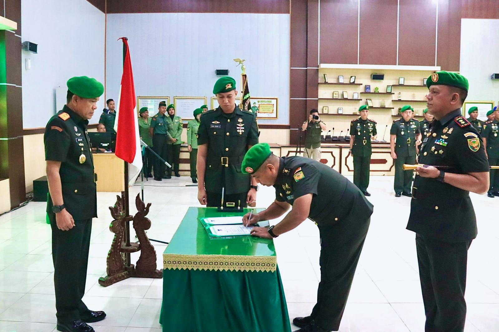 Danrem 043/Gatam Pimpin Serah Terima Jabatan Dandim 0411/KM