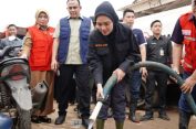 Wulan Mirza Kunjungi Korban Banjir di Panjang, Serahkan Bantuan dan Sampaikan Belasungkawa