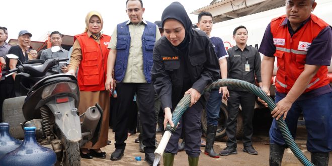 Wulan Mirza Kunjungi Korban Banjir di Panjang, Serahkan Bantuan dan Sampaikan Belasungkawa