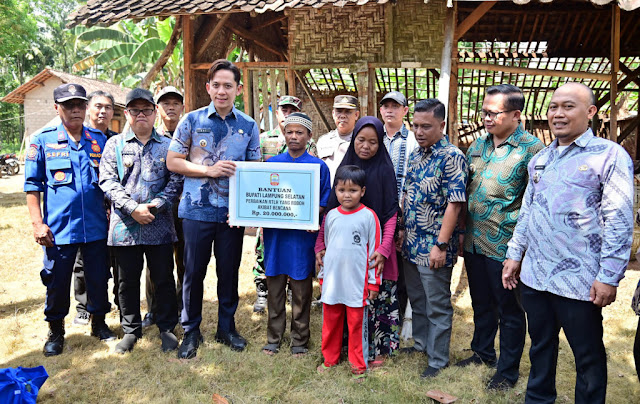 Radityo Egi Pratama Bupati Lamsel Salurkan Bantuan RTLH untuk Korban Rumah Ambruk di Desa Kertosari Kecamatan Tanjung Sari