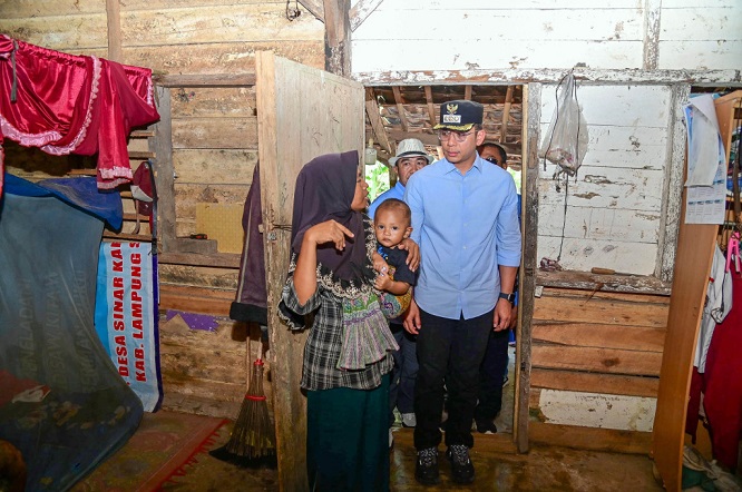 Bupati Egi Serahkan Bantuan Bedah Rumah Ke Warga Desa Budi Lestari