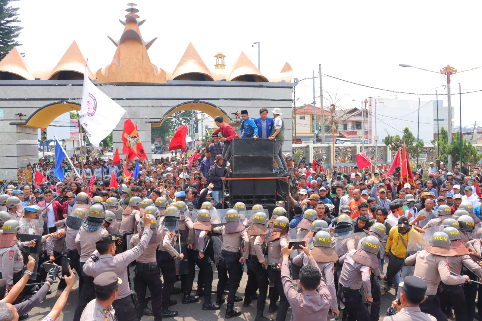 10 Polisi Terluka Saat Amankan Aksi Petani Singkong di Kantor Gubernur Lampung