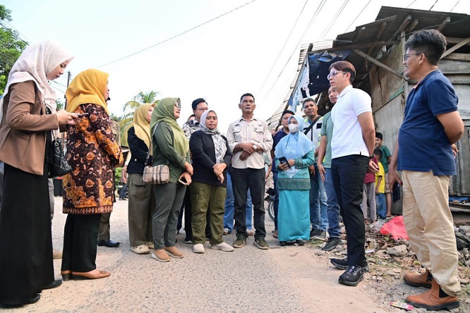 Tinjau Jalan Rusak di Hajimena, Bupati Egi: Bismillah, Tahun Ini Kita Perbaiki