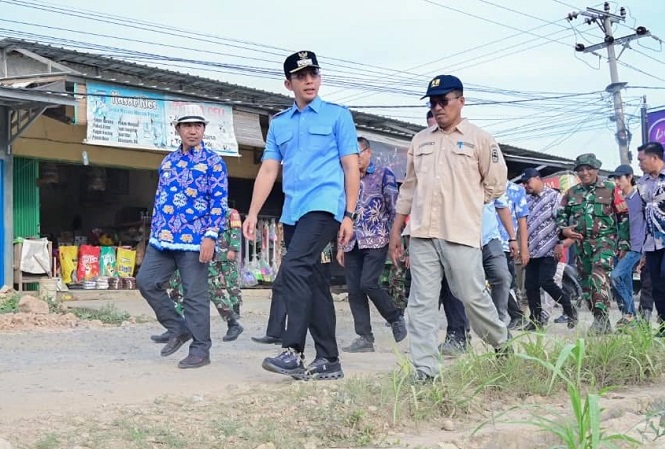 Tinjau Jalan Rusak di Sabah Balau, Bupati Egi Komitmen Perbaiki Infrastruktur