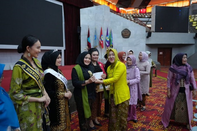 Unila Rayakan Semangat Emansipasi Lewat Gaya dan Karya