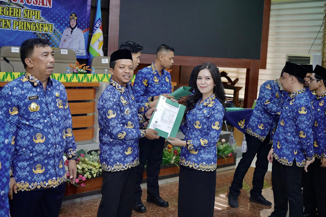 H. Riyanto Pamungkas Bupati Pringsewu Serahkan SK CPNS