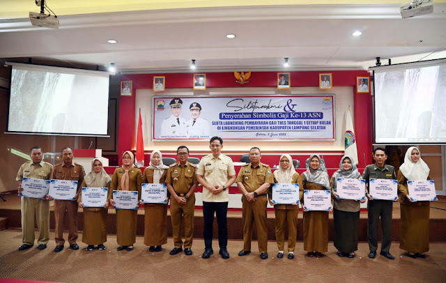 Bupati Lamsel Radityo Egi Pratama Serahkan Gaji-TPP ke-13 ASN dan Launching Gajian THLS Setiap Tanggal 1