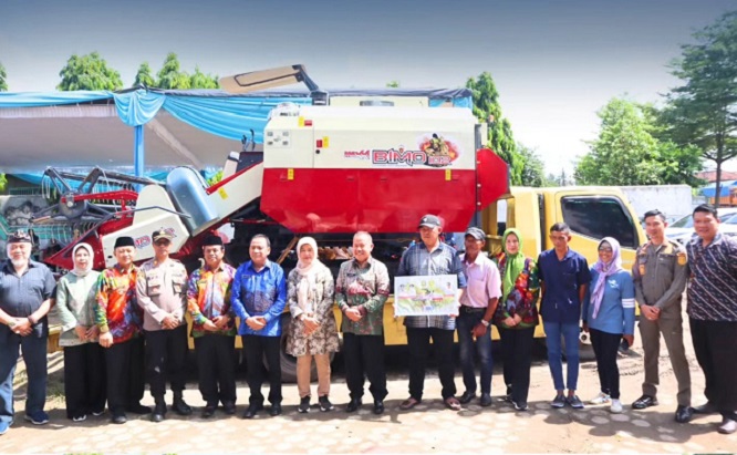 Gapoktan Kota Bandar Lampung Terima Bantuan Combine Harvest Besar dari Kementerian Pertanian