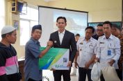 Tak Hanya Simbolis! Bupati Egi Serahkan Santunan dan BPJS untuk Pekerja Rentan